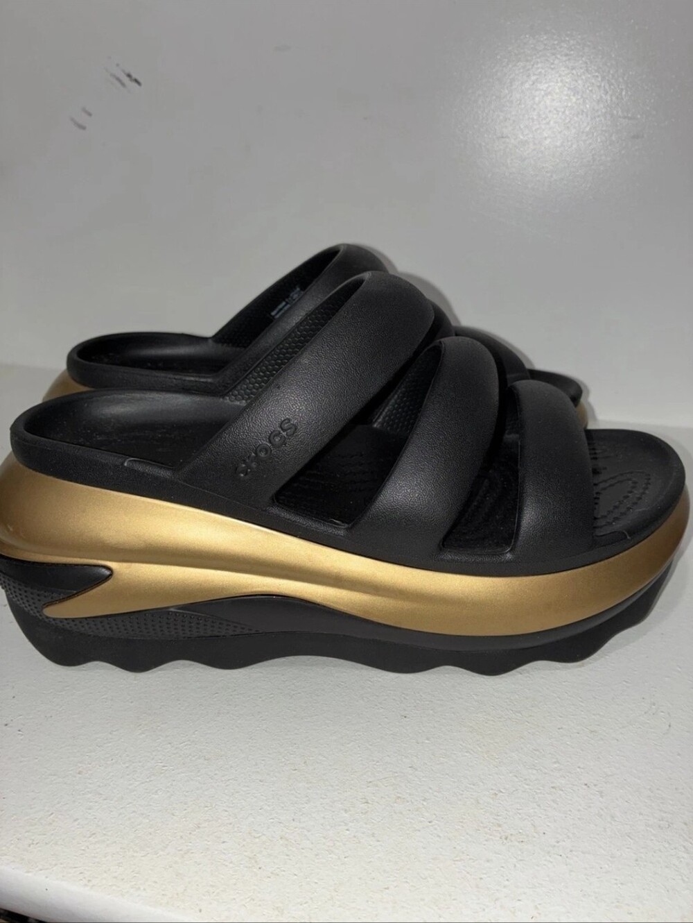 CROCS Black and Gold Platform Slide Sandals Womens Sz 9 Mens Sz 7